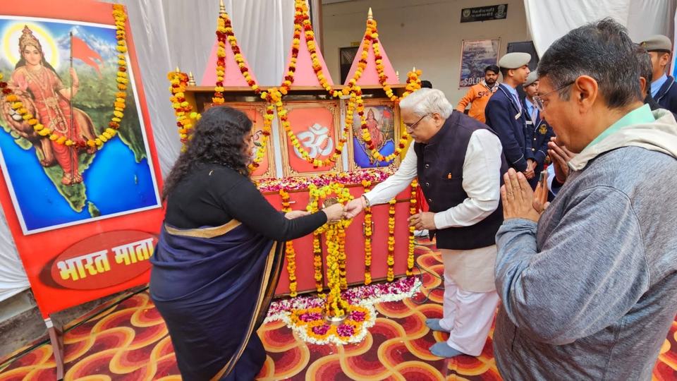भारत माता के चित्र पर पुष्पार्चन के साथ कार्यक्रम का शुभारंभ