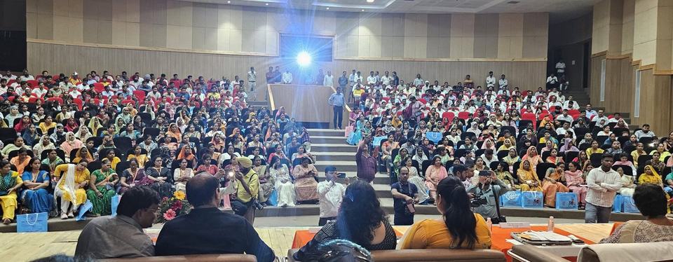 स्मार्ट सिटी ऑडिटोरियम में उपस्थित महिला जनप्रतिनिधि