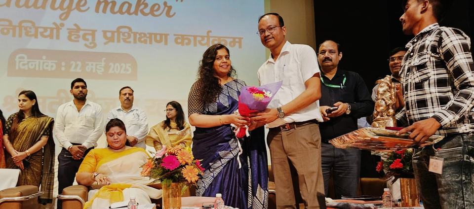 पुष्पगुच्छ भेंट कर स्वागत