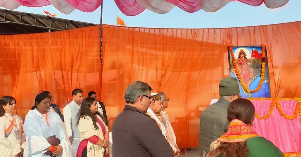 भारत माता के चित्र पर पुष्पांजलि