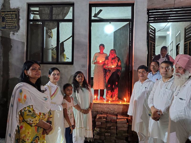 Lamp lighting and beneficiary meetings on the PM's birthday, Baheri