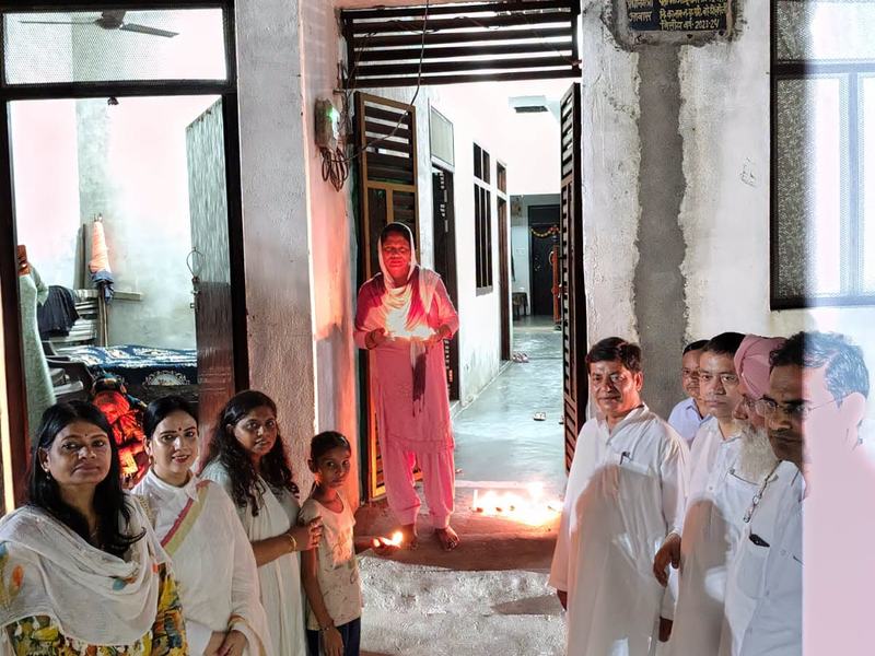 Lamp lighting and beneficiary meetings on the PM's birthday, Baheri