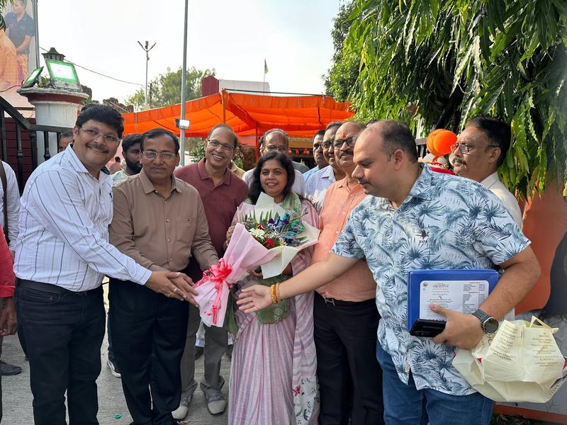 Welcoming her father, Governor Santosh Gangwar, at Bharat Sewa Trust