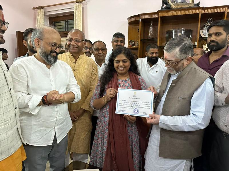 Welcoming her father, Governor Santosh Gangwar, at Bharat Sewa Trust
