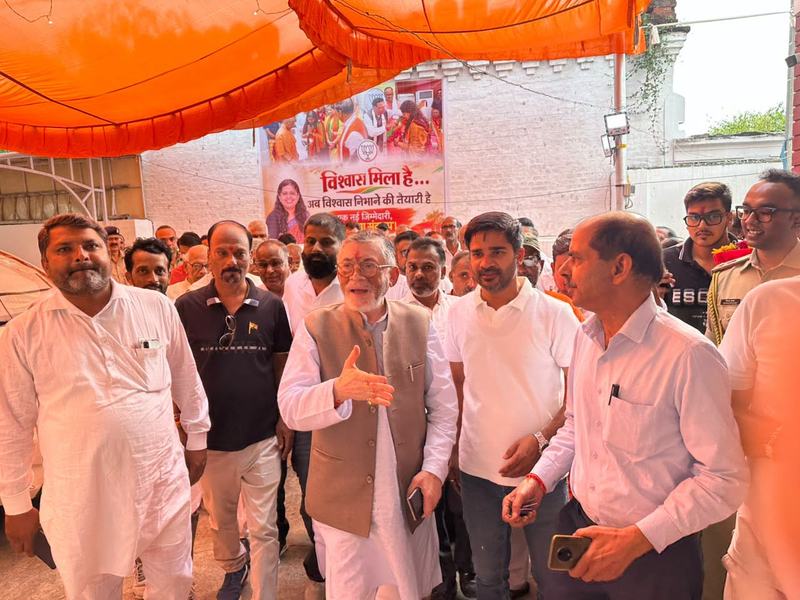 Welcoming her father, Governor Santosh Gangwar, at Bharat Sewa Trust