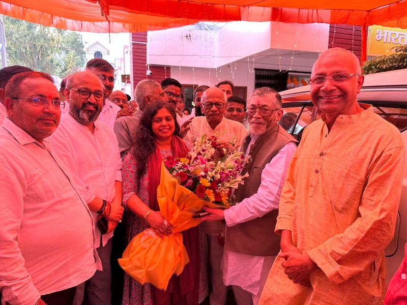 Welcoming her father, Governor Santosh Gangwar, at Bharat Sewa Trust