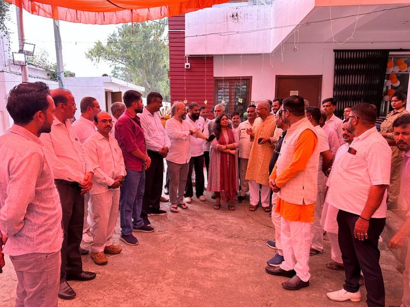 Welcoming her father, Governor Santosh Gangwar, at Bharat Sewa Trust