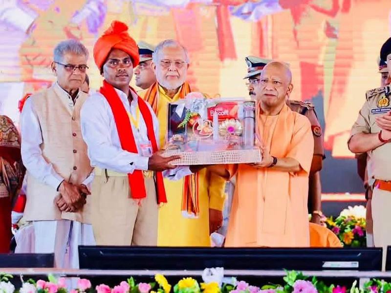 Chief Minister honours 68,000 Gram Praharis, Bareilly