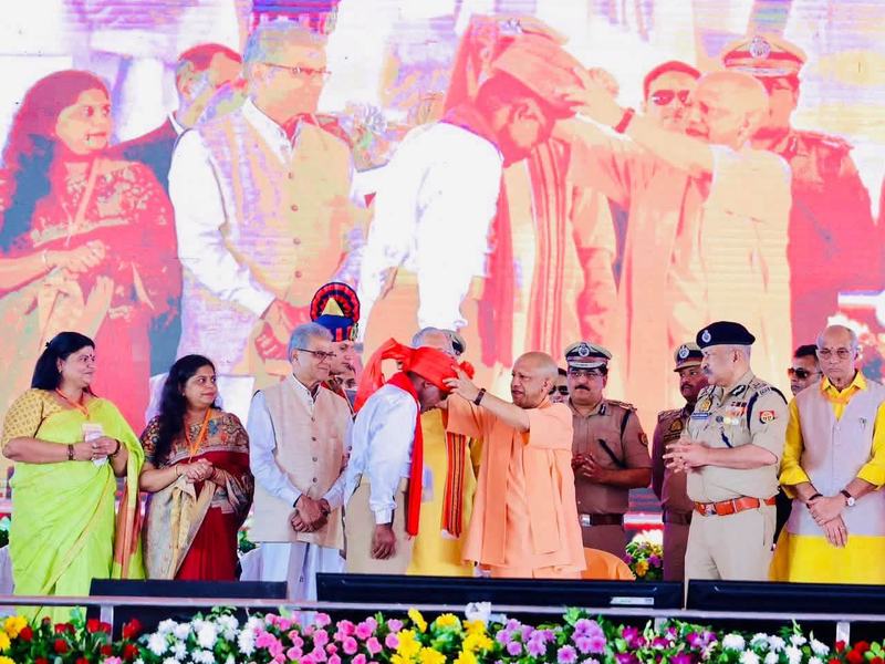 Chief Minister honours 68,000 Gram Praharis, Bareilly